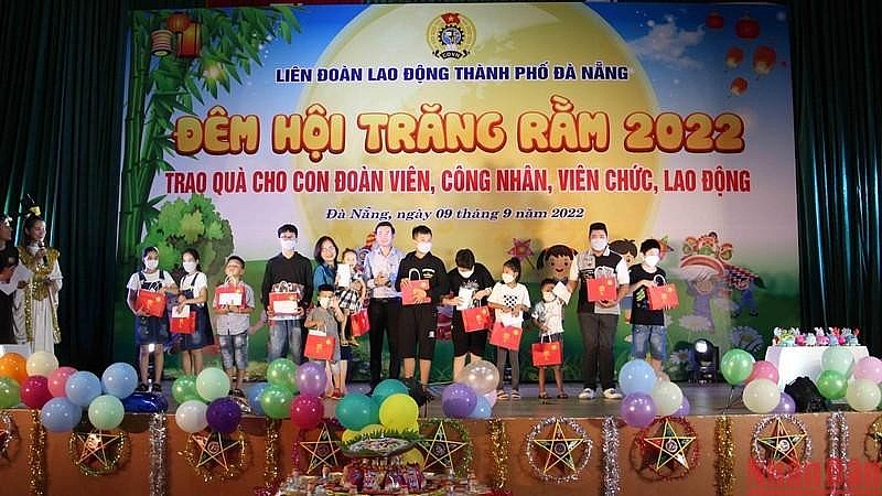 Gifts presented to children of disadvantaged trade union members and workers in Da Nang City as part of a programme held on September 9. Photo: NDO Gifts presented to children of disadvantaged trade union members and workers in Da Nang City as part of a programme held on September 9. Photo: NDO