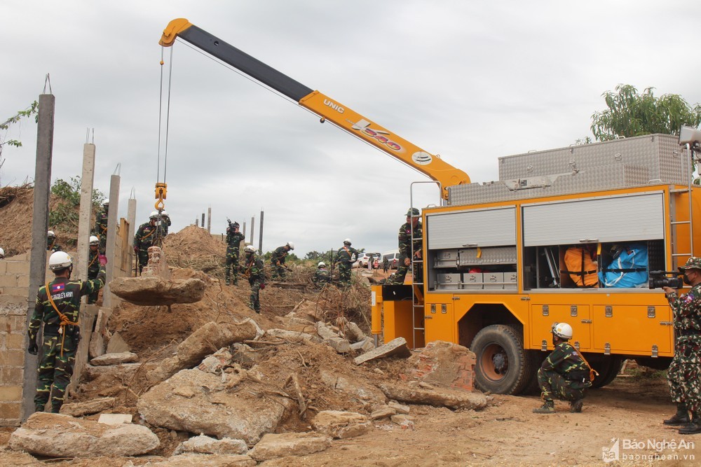 First-ever rescue drill strengthen defence ties among Vietnam, Laos, Cambodia First-ever rescue drill strengthen defence ties among Vietnam, Laos, Cambodia