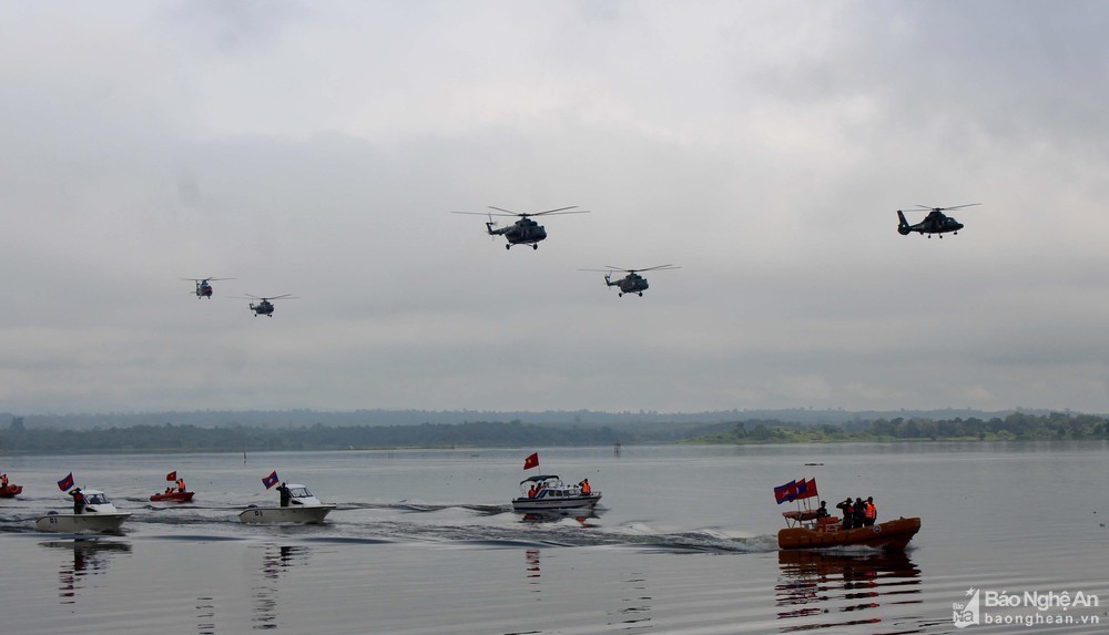 First-ever rescue drill strengthen defence ties among Vietnam, Laos, Cambodia First-ever rescue drill strengthen defence ties among Vietnam, Laos, Cambodia