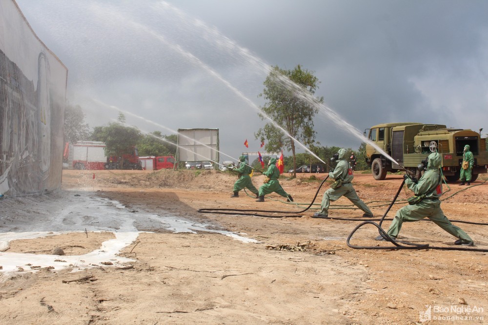 First-ever rescue drill strengthen defence ties among Vietnam, Laos, Cambodia First-ever rescue drill strengthen defence ties among Vietnam, Laos, Cambodia