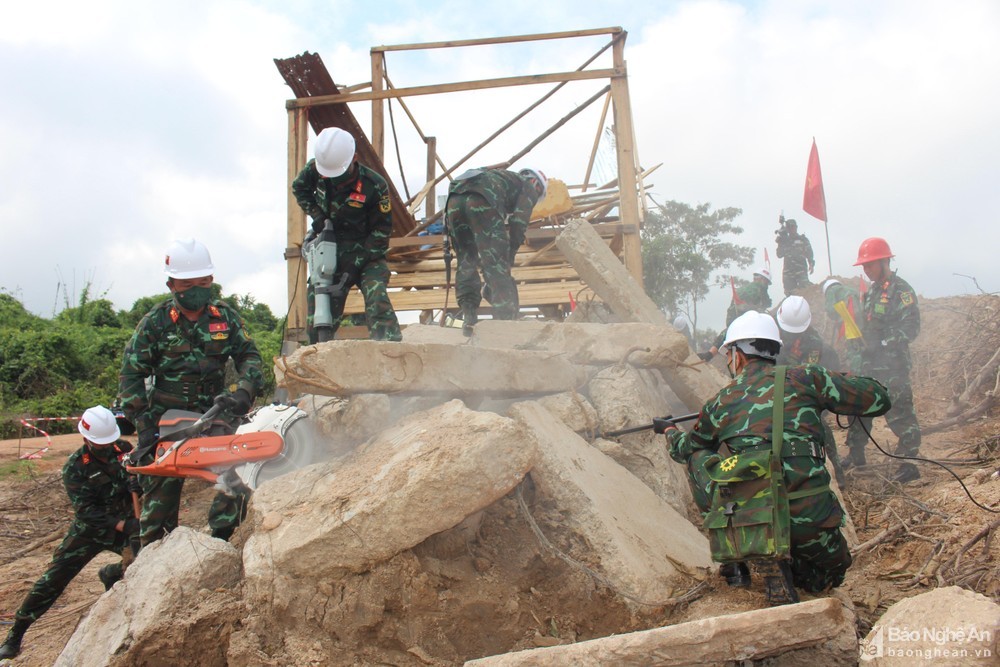 First-ever rescue drill strengthen defence ties among Vietnam, Laos, Cambodia First-ever rescue drill strengthen defence ties among Vietnam, Laos, Cambodia