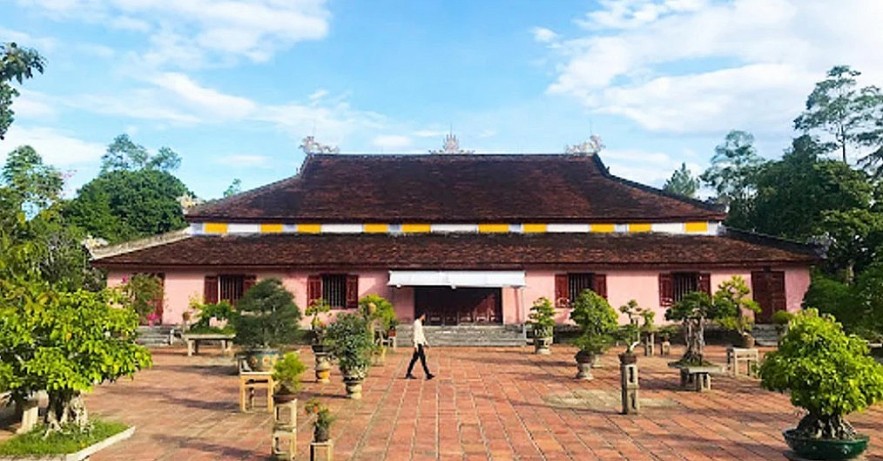 Thien Mu Pagoda: The Thien Mu Pagoda: The