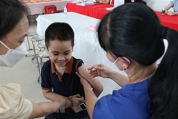 A health worker administers COVID-19 vaccine to a student at the Ngo Si Lien Primary School in Bac Giang city, Bac Giang province. Photo: VNA A health worker administers COVID-19 vaccine to a student at the Ngo Si Lien Primary School in Bac Giang city, Bac Giang province. Photo: VNA