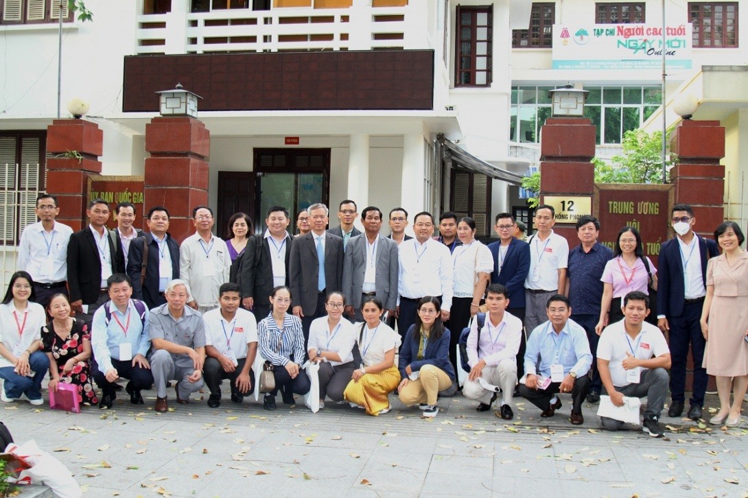 Cambodia, Hoa Binh Province Share Experience in Caring for The Elderly Cambodia, Hoa Binh Province Share Experience in Caring for The Elderly