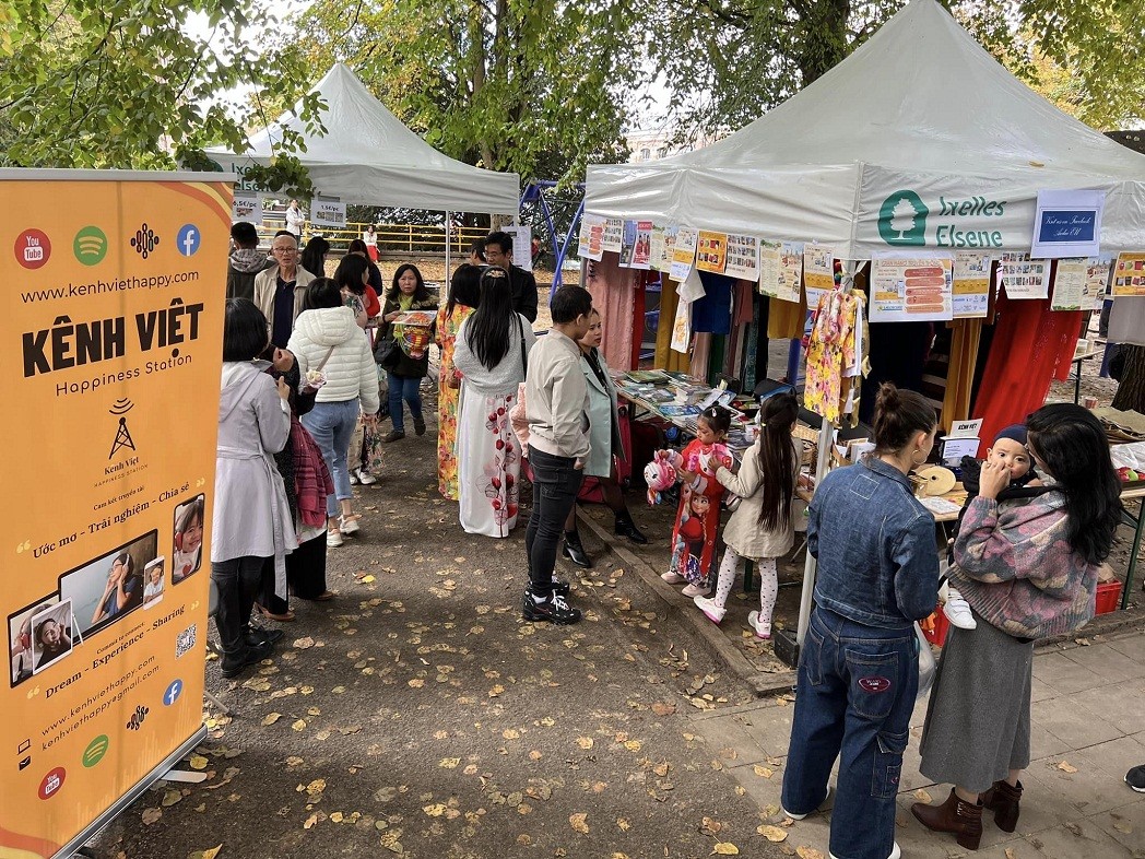 Children Celebrate Mid-Autumn Festival at Vietnamese Family Festival in Belgium Children Celebrate Mid-Autumn Festival at Vietnamese Family Festival in Belgium