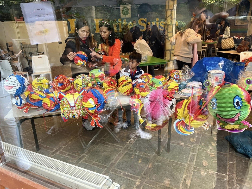 Children Celebrate Mid-Autumn Festival at Vietnamese Family Festival in Belgium Children Celebrate Mid-Autumn Festival at Vietnamese Family Festival in Belgium