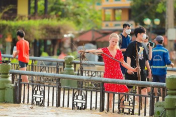 Foreign Tourists Clean Up Trash After the Storm in Hoi An