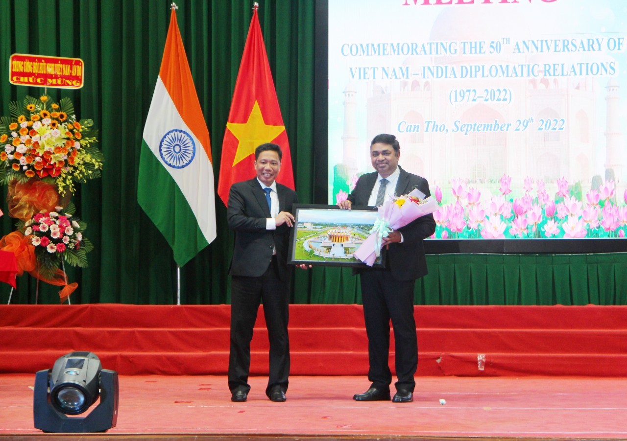 Vice Chairman of the municipal People’s Committee Nguyen Thuc Hien presents flower to Indian Consul General in Ho Chi Minh City Madan Mohan Sethi. Photo: VNT Vice Chairman of the municipal People’s Committee Nguyen Thuc Hien presents flower to Indian Consul General in Ho Chi Minh City Madan Mohan Sethi. Photo: VNT