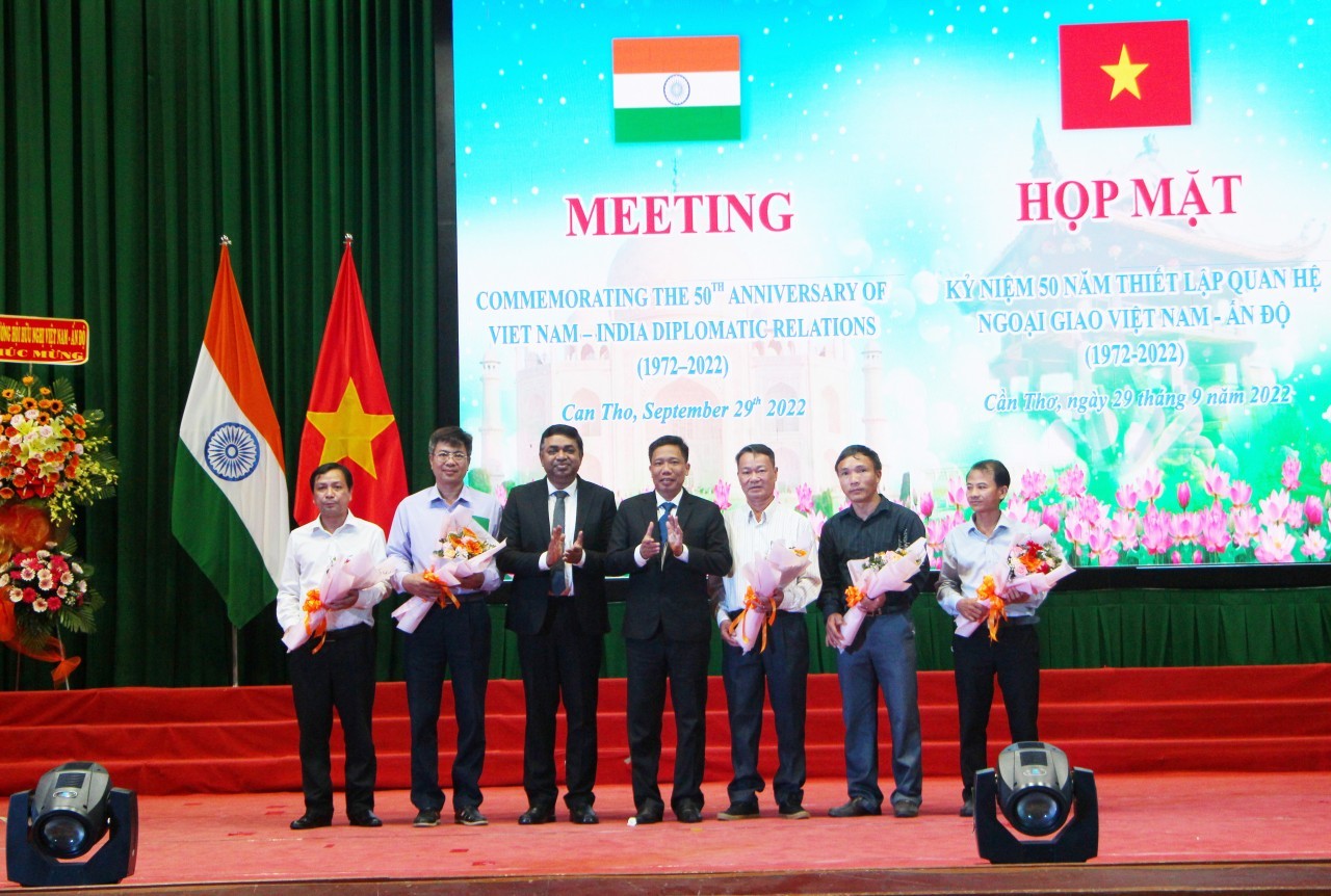 gave flowers to show gratitude for the contributions of the Executive Committee of the Vietnam - India Friendship Association in Can Tho City after nearly 30 years of construction and development. gave flowers to show gratitude for the contributions of the Executive Committee of the Vietnam - India Friendship Association in Can Tho City after nearly 30 years of construction and development.