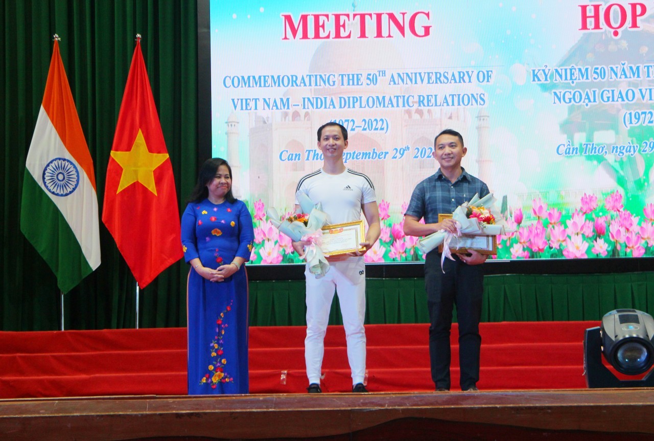 Le Thi Thanh Giang, president of the Union of Friendship Organizations of Can Tho City, awards certificates of merit to collectives and individuals for their activities that contributed to the success of the International Yoga Day in Can Tho city. Photo: VNT Le Thi Thanh Giang, president of the Union of Friendship Organizations of Can Tho City, awards certificates of merit to collectives and individuals for their activities that contributed to the success of the International Yoga Day in Can Tho city. Photo: VNT