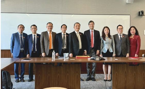 The delegation works with Senator Rechard Pan, Chair of the Senate Health Committee. Source: quochoi.vn The delegation works with Senator Rechard Pan, Chair of the Senate Health Committee. Source: quochoi.vn
