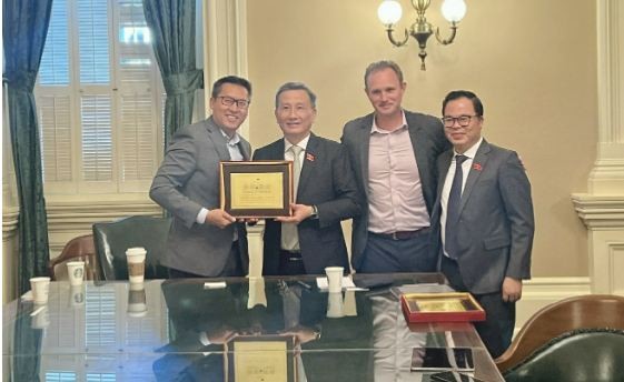 The delegation works with New California Assembly Minority leader Gallagher and Representative Vince Fong. Source: quochoi.vn The delegation works with New California Assembly Minority leader Gallagher and Representative Vince Fong. Source: quochoi.vn