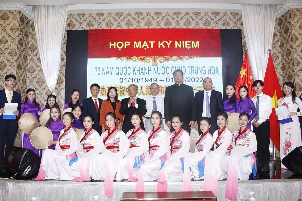 Vietnam's Leaders Send Congratulations to China on 73rd National Day Vietnam's Leaders Send Congratulations to China on 73rd National Day
