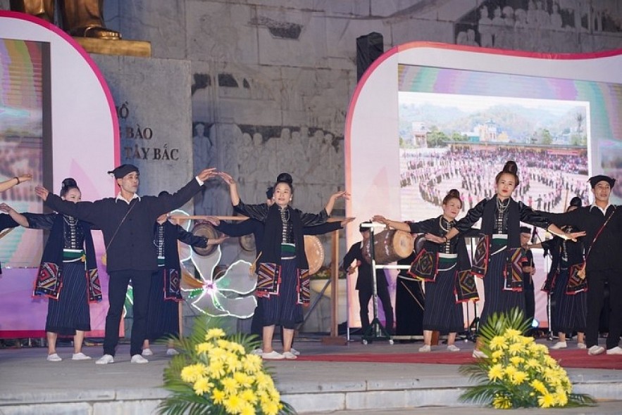 Thai people dance Xoe. Photo: VOV Thai people dance Xoe. Photo: VOV