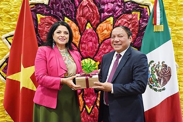 Minister of Culture, Sports and Tourism Nguyen Van Hung (R) poses for a photo with Mexican Secretary of Culture Alejandra Frausto Guerrero. Photo: VNA Minister of Culture, Sports and Tourism Nguyen Van Hung (R) poses for a photo with Mexican Secretary of Culture Alejandra Frausto Guerrero. Photo: VNA