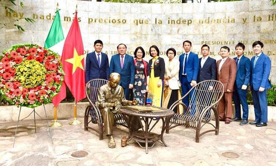 The delegation pays tribute President Ho Chi Minh at his monument in the History Center of Mexican City. The delegation pays tribute President Ho Chi Minh at his monument in the History Center of Mexican City.