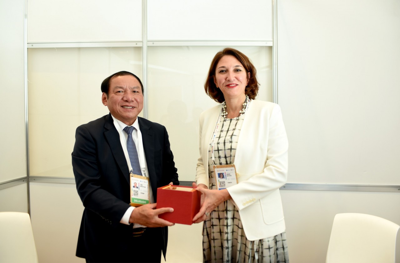 Minister Nguyen Van Hung presents souvenirs to UNESCO Chairperson of the Executive Board Tamara Rastovac Siamashvili. Minister Nguyen Van Hung presents souvenirs to UNESCO Chairperson of the Executive Board Tamara Rastovac Siamashvili.