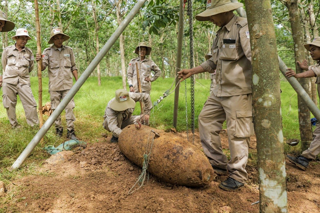 The first bomb, identified as an M117 - was discovered at a depth of 1 metre in a rubber farm in Cam Lo district’s Cam Hieu commune. The first bomb, identified as an M117 - was discovered at a depth of 1 metre in a rubber farm in Cam Lo district’s Cam Hieu commune.