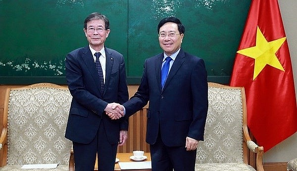 Deputy Prime Minister Phạm Bình (right) receives Vice Governor of Japan's Wakayama Prefecture Shimo Hiroshi in Hà Nội on Thursday. Photo: VNS Deputy Prime Minister Phạm Bình (right) receives Vice Governor of Japan's Wakayama Prefecture Shimo Hiroshi in Hà Nội on Thursday. Photo: VNS