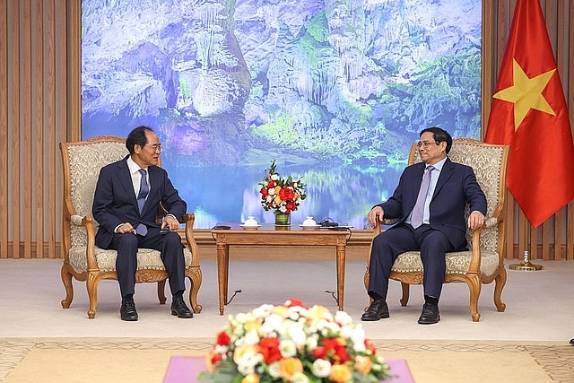 Prime Minister Pham Minh Chinh (right) and outgoing RoK Ambassador to Vietnam Park Noh-wan. Photo: VGP Prime Minister Pham Minh Chinh (right) and outgoing RoK Ambassador to Vietnam Park Noh-wan. Photo: VGP