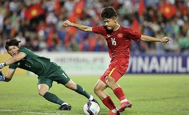 Long Vu (in red) scored the second goal for Vietnam. Photo: VNA Long Vu (in red) scored the second goal for Vietnam. Photo: VNA