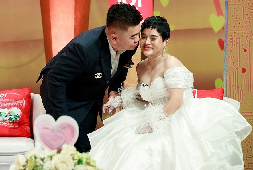 A Beautiful Love Story Between a Vietnamese and a Malaysian Vietnamese-Malaysian Couple Experience Love at First Sight