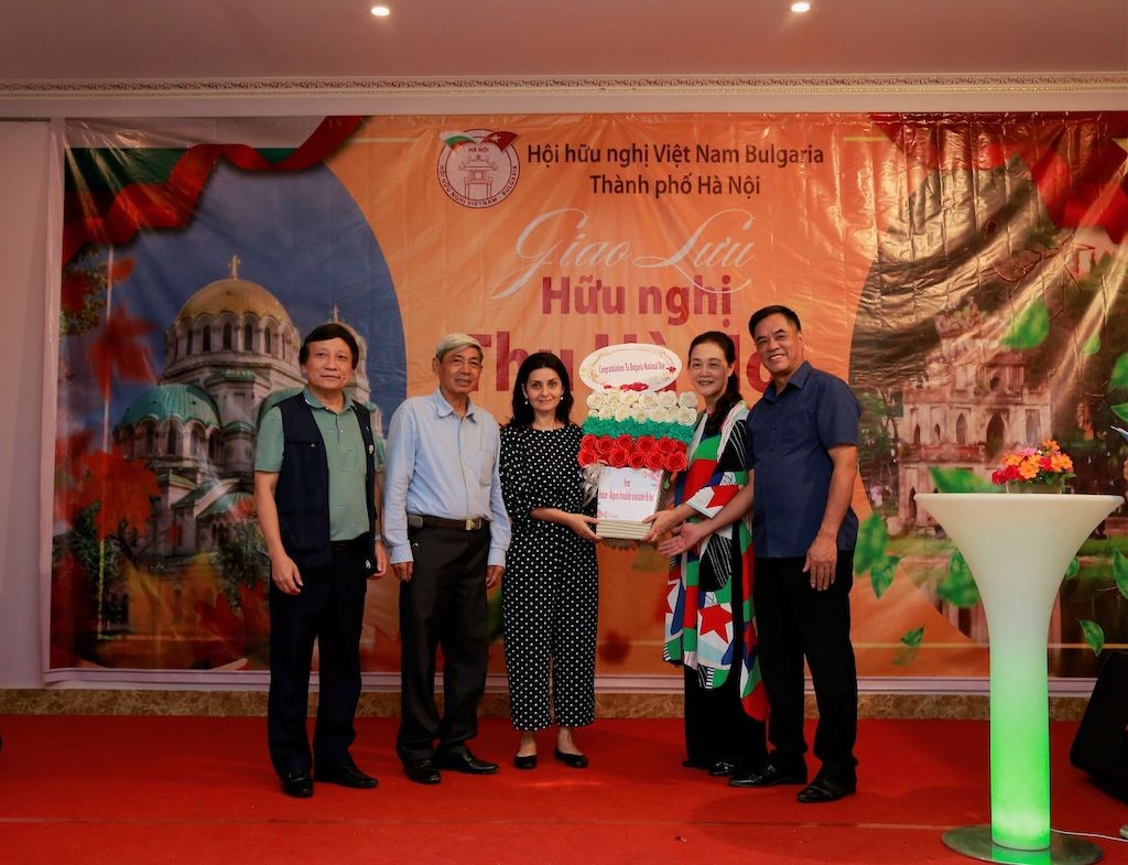The Vietnam - Bulgaria Friendship Association Hanoi city presents flowers to Ambassador Marinela Petkova (third from right) on the occasion of the 114th anniversary of the Declaration of Independence of Bulgaria. The Vietnam - Bulgaria Friendship Association Hanoi city presents flowers to Ambassador Marinela Petkova (third from right) on the occasion of the 114th anniversary of the Declaration of Independence of Bulgaria.