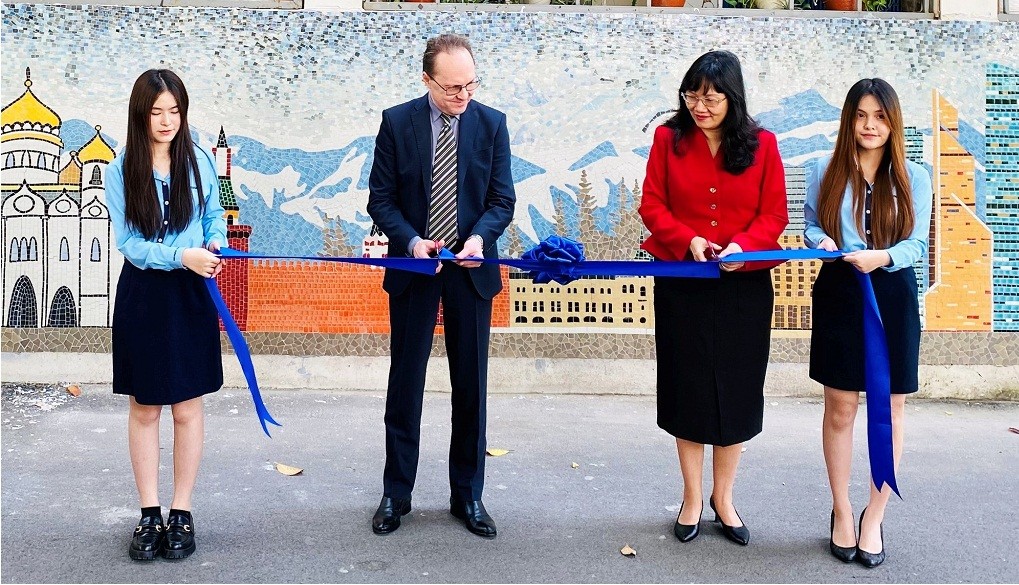 Mural Honors Vietnam – Russia Friendship Mural Honors Vietnam – Russia Friendship