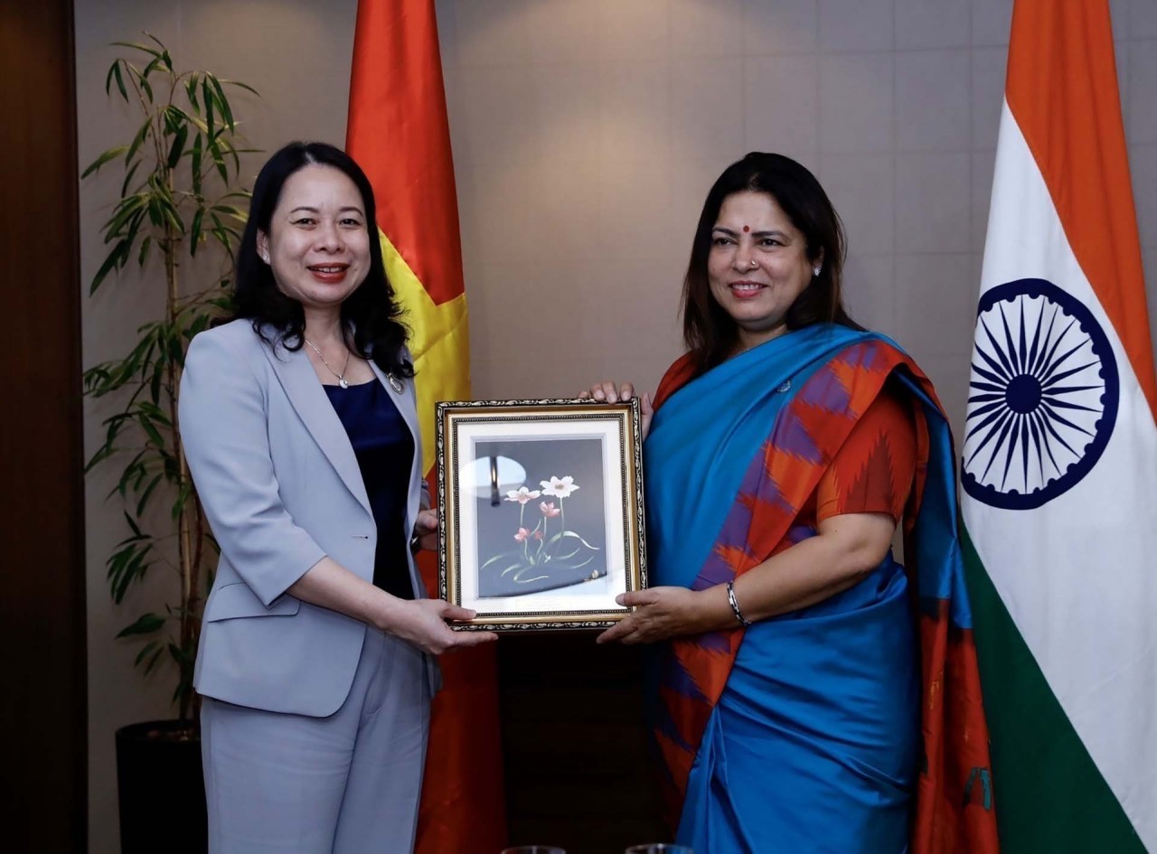 Vice President Vo Thi Anh Xuan at her meeting with Meenakashi Lekhi, Indian Minister of State for External Affairs and for Culture. Photo: VNA Vice President Vo Thi Anh Xuan at her meeting with Meenakashi Lekhi, Indian Minister of State for External Affairs and for Culture. Photo: VNA