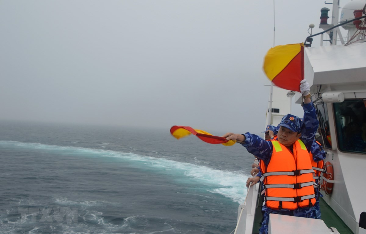 The Vietnam Coast Guard practices joint search and rescue plan at sea. Photo: VNA The Vietnam Coast Guard practices joint search and rescue plan at sea. Photo: VNA