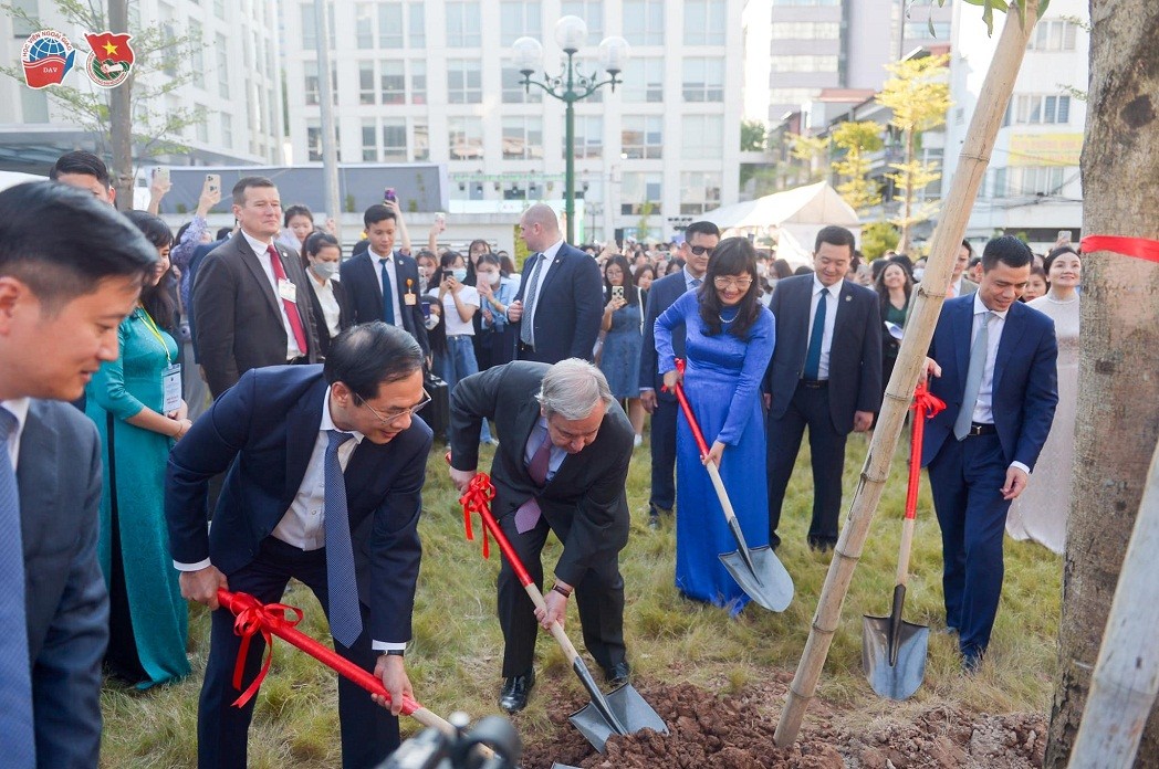 Planting a tree at the DAV. Source: DAV Planting a tree at the DAV. Source: DAV
