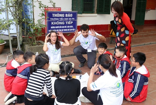Israeli volunteers play games with local students. Photo: VNA Israeli volunteers play games with local students. Photo: VNA