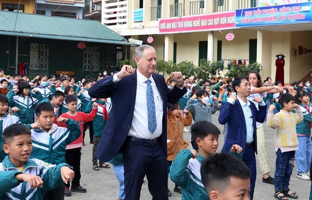 Israeli Ambassador to Vietnam Yaron Mayer exercises with students of Sa Pa Town Primary School. Israeli Ambassador to Vietnam Yaron Mayer exercises with students of Sa Pa Town Primary School.