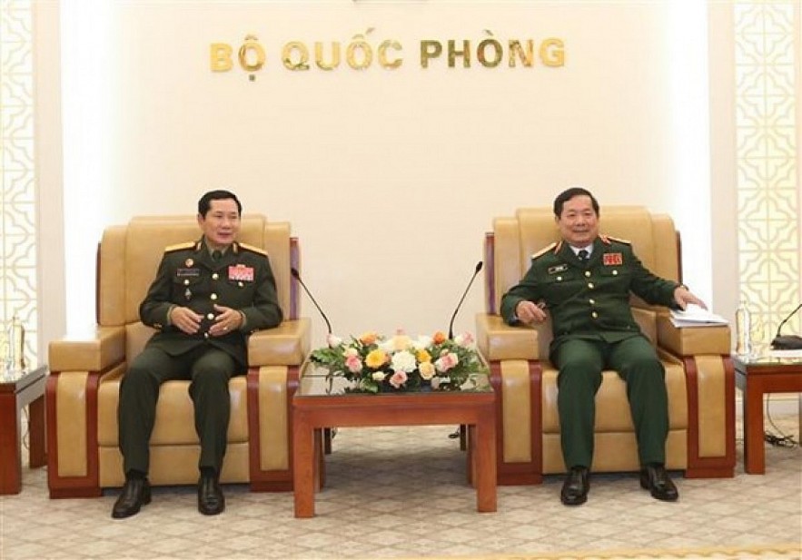 Deputy Minister of National Defence Sen. Lt. Gen. Le Huy Vinh (R) and Lt. Gen. Saichay Commasit of Laos. Photo: VNA Deputy Minister of National Defence Sen. Lt. Gen. Le Huy Vinh (R) and Lt. Gen. Saichay Commasit of Laos. Photo: VNA
