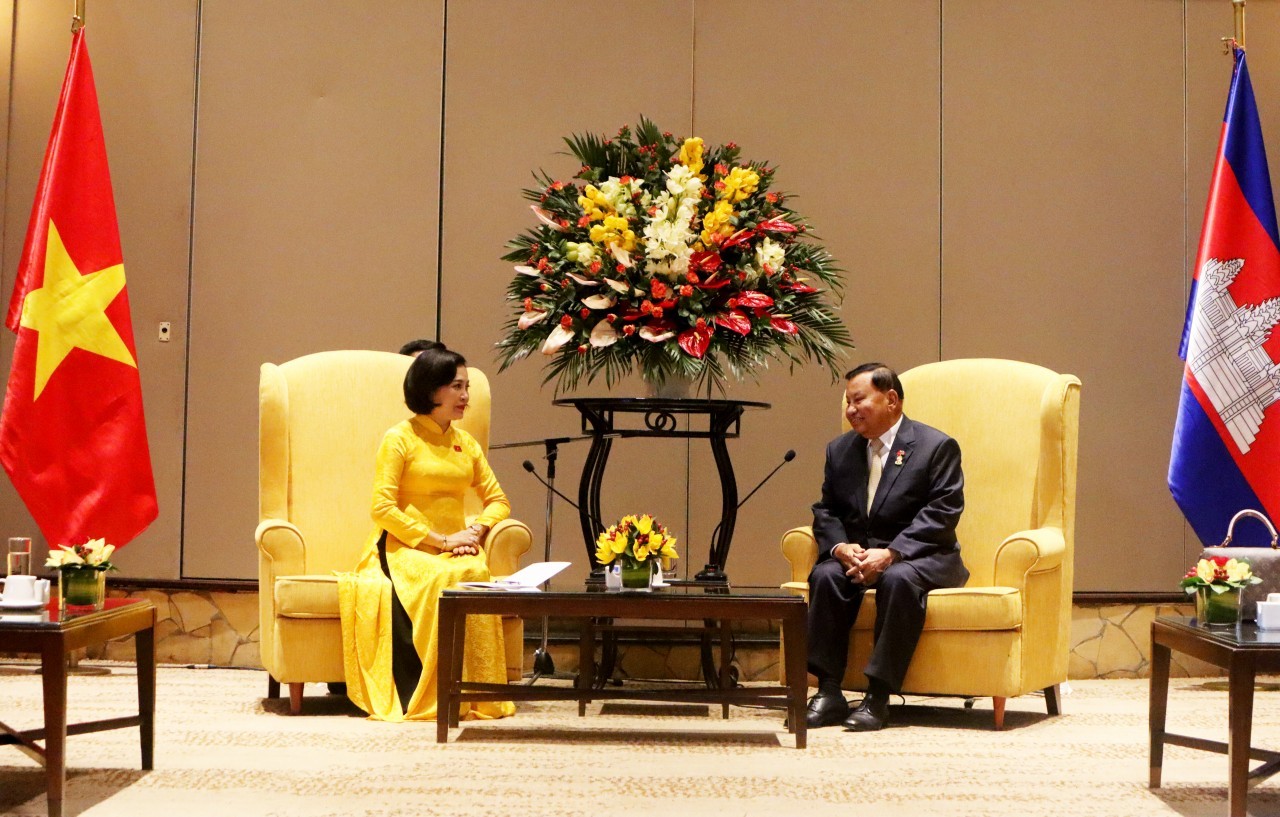 President of the Cambodian Senate Samdech Say Chhum (right) meets with President of the Vietnam-Cambodia Friendship Association Nguyen Thi Thanh. Photo: VNT President of the Cambodian Senate Samdech Say Chhum (right) meets with President of the Vietnam-Cambodia Friendship Association Nguyen Thi Thanh. Photo: VNT