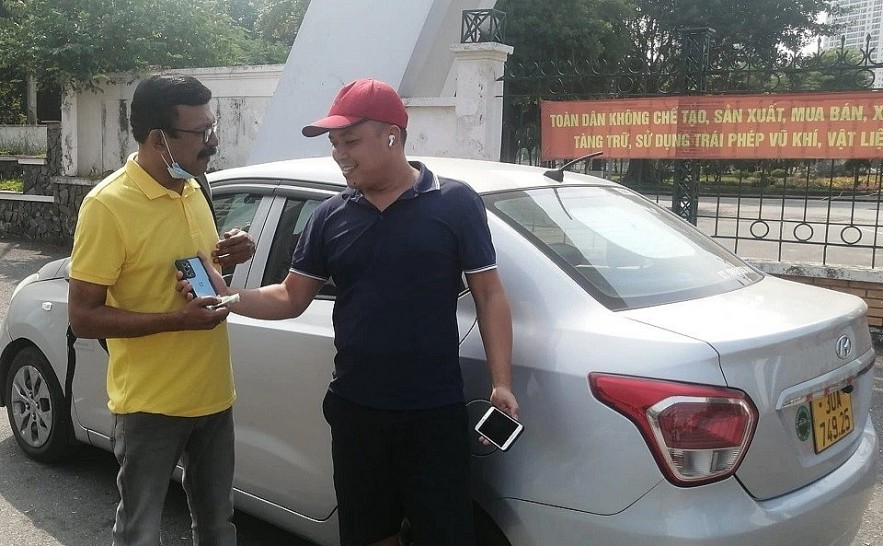 Vietnamese Drivers Lent a Helping Hand to An Indian Couple Vietnamese Drivers Lend a Helping Hand to An Indian Couple