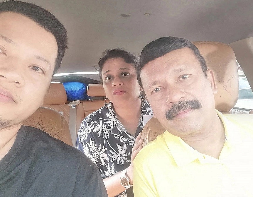 Vietnamese Drivers Lent a Helping Hand to An Indian Couple Vietnamese Drivers Lend a Helping Hand to An Indian Couple