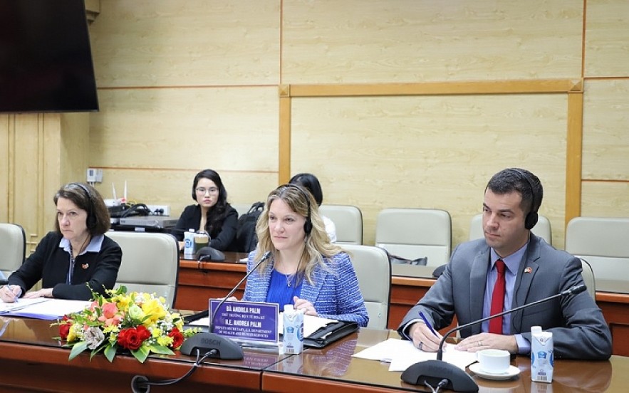 Deputy Secretary Andrea Palm (C) of the United States Department of Health and Human Services (HHS) at a meeting with Vietnam's Ministry of Health (MoH) on October 30. Photo: MoH Deputy Secretary Andrea Palm (C) of the United States Department of Health and Human Services (HHS) at a meeting with Vietnam's Ministry of Health (MoH) on October 30. Photo: MoH