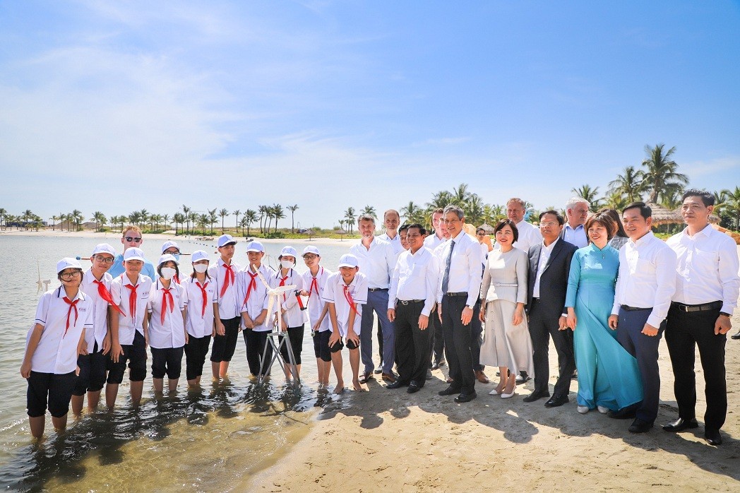 The Crown Prince attends an Offshore Wind for Kids event at the Ocean Dragon Beach (Hai Phong), where kids can play with small-scale offshore wind turbines and learn various aspects of offshore wind energy. Photo: Danish embassy The Crown Prince attends an Offshore Wind for Kids event at the Ocean Dragon Beach (Hai Phong), where kids can play with small-scale offshore wind turbines and learn various aspects of offshore wind energy. Photo: Danish embassy