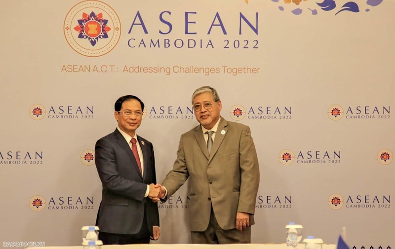 Vietnamese Minister of Foreign Affairs Bui Thanh Son (L) and his Philippine counterpart Enrique Manalo. Photo: baoquocte.vn Vietnamese Minister of Foreign Affairs Bui Thanh Son (L) and his Philippine counterpart Enrique Manalo. Photo: baoquocte.vn