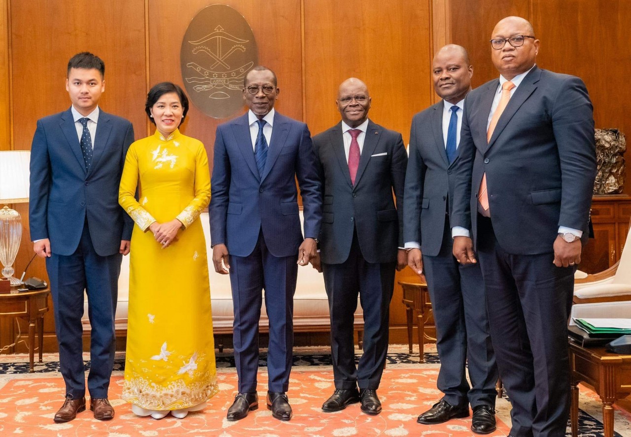 The ceremony was held solemnly in the presence of Minister of Foreign Affairs Aurélien Agbénonci and a number of high-ranking officials of Benin. The ceremony was held solemnly in the presence of Minister of Foreign Affairs Aurélien Agbénonci and a number of high-ranking officials of Benin.