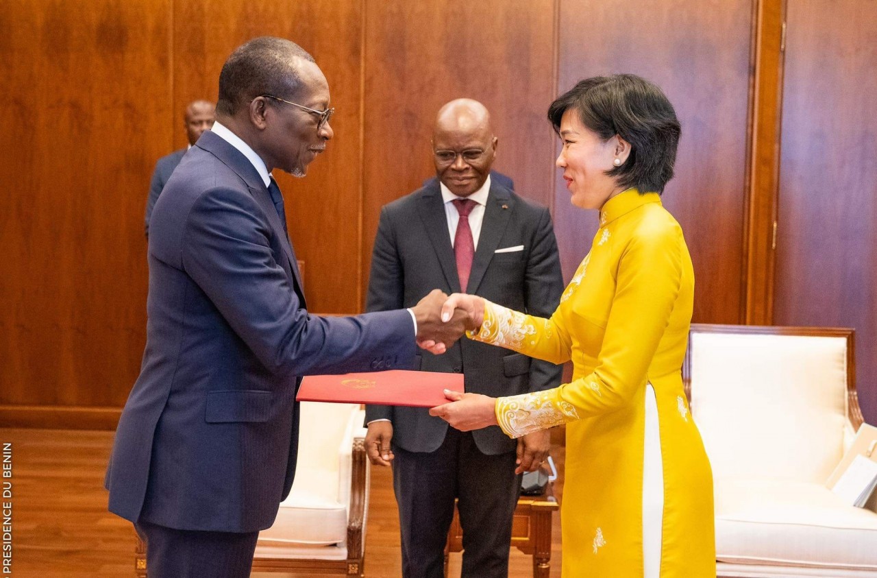 Vietnamese Ambassador to Morocco and Benin Dang Thi Thu Ha presents her credentials to Benin’s President Patrice Talon. Photo: VNA Vietnamese Ambassador to Morocco and Benin Dang Thi Thu Ha presents her credentials to Benin’s President Patrice Talon. Photo: VNA