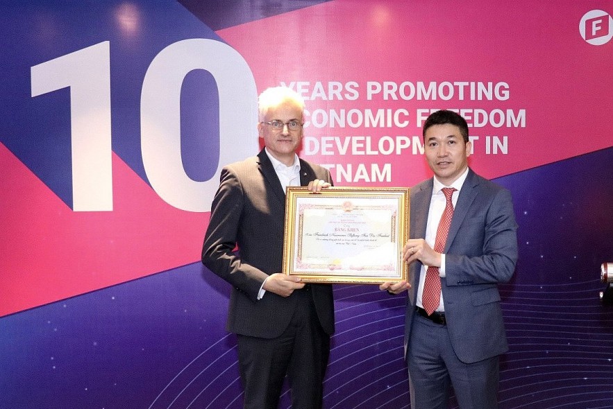 Phan Anh Son, Vice Chairman, General Secretary of VUFO, Deputy Chairman of the Committee for Foreign NGOs Affairs awarded the certificate of merit to Mr. Andreas Stoffers, Country Director of FNF in Vietnam. (Photo: Thu Ha) Phan Anh Son, Vice Chairman, General Secretary of VUFO, Deputy Chairman of the Committee for Foreign NGOs Affairs awarded the certificate of merit to Mr. Andreas Stoffers, Country Director of FNF in Vietnam. (Photo: Thu Ha)