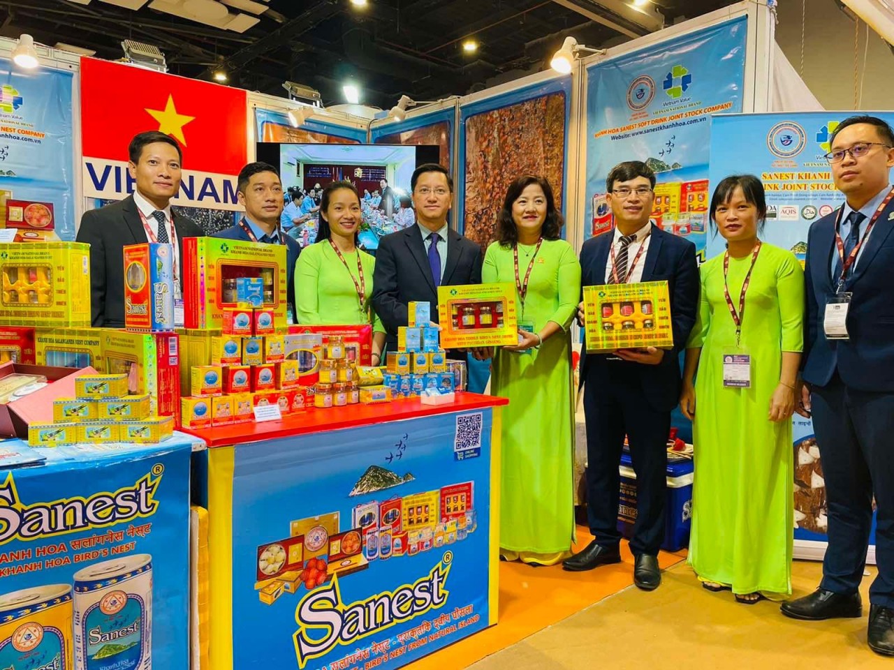 Khanh Hoa Sanest Salanganes'Nest at the fair. Khanh Hoa Sanest Salanganes'Nest at the fair.