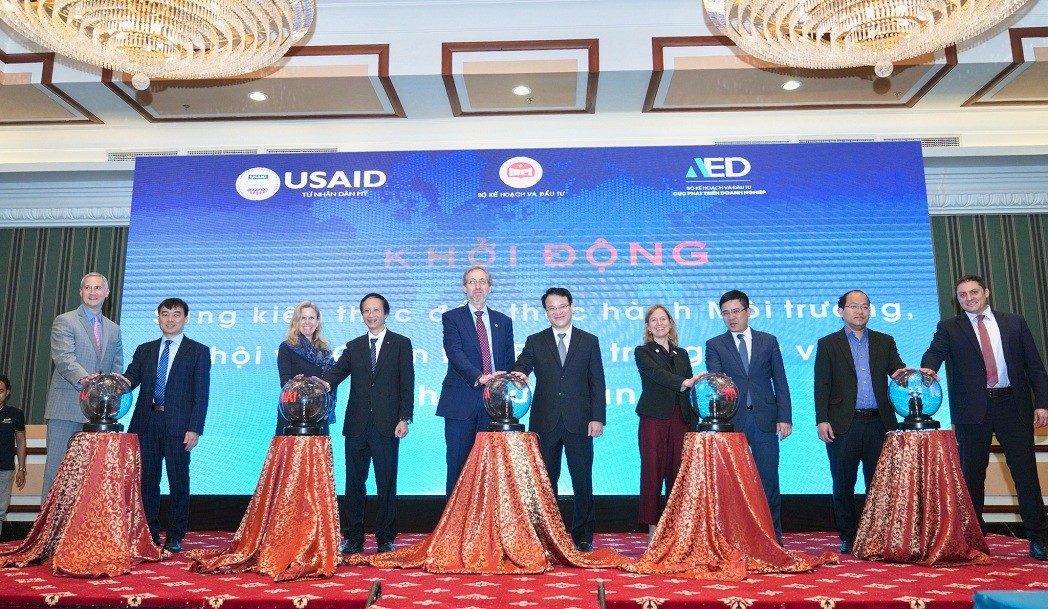 USAID Assistant Administrator for Asia Bureau Michael Schiffer and Vietnam's Vice Minister of Planning and Investment Tran Quoc Phuong launched the initiative 'Environmental, Social, and Governance (ESG)' standards. USAID Assistant Administrator for Asia Bureau Michael Schiffer and Vietnam's Vice Minister of Planning and Investment Tran Quoc Phuong launched the initiative 'Environmental, Social, and Governance (ESG)' standards.