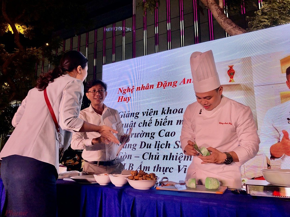 Every night, there will be artists promoting dishes from ASEAN countries Every night, there will be artists promoting dishes from ASEAN countries