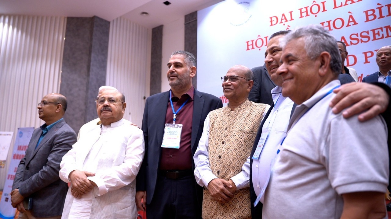 New President of the World Peace Council Pallab Sengupta took a photo with delegates (Photo: Truong Hung) New President of the World Peace Council Pallab Sengupta took a photo with delegates (Photo: Truong Hung)