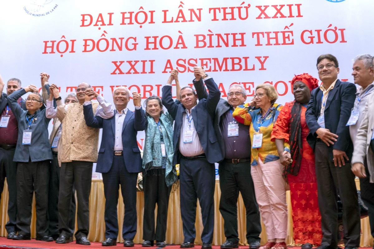 The new term Executive Committee launched the Congress. (Photo: Truong Hung) The new term Executive Committee launched the Congress. (Photo: Truong Hung)