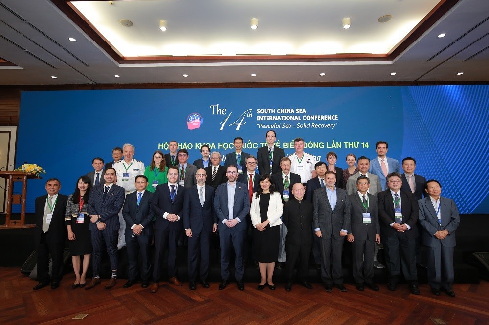 Delegates and speakers attending the seminar took souvenir photos. (Photo: TGVN) Delegates and speakers attending the seminar took souvenir photos. (Photo: TGVN)