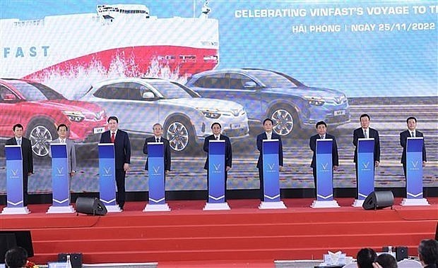 Prime Minister Pham Minh Chinh (C) and other delegates attend the ceremony to export the first batch of VinFast electronic vehicles to the US. Photo: VNA Prime Minister Pham Minh Chinh (C) and other delegates attend the ceremony to export the first batch of VinFast electronic vehicles to the US. Photo: VNA